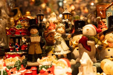 Noel pazarında büyüleyici müzik figürleri ve kardan adamlar. 20 Aralık 2025 Viyana, Avusturya