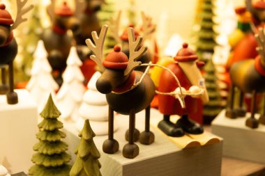 Geleneksel Avusturya Tahta Yapı Geyik Süslemesi. 20 Aralık 2025 Viyana, Avusturya.