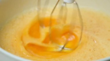 Yumurtaları şekerle karıştırıcı ile çırpma işlemi, yavaş çekim, hamur yapmak