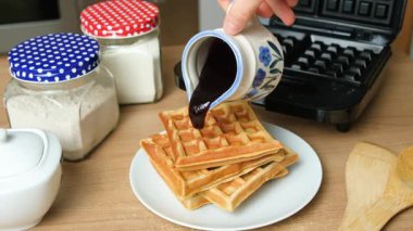 Yavaş Çekim Tatlı Meyve Reçelini Taze Pişmiş Waffle 'ın üzerine Dök