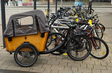 Modern kargo bisikleti, ekolojik bisiklet şehir sokağına park edilmiş..