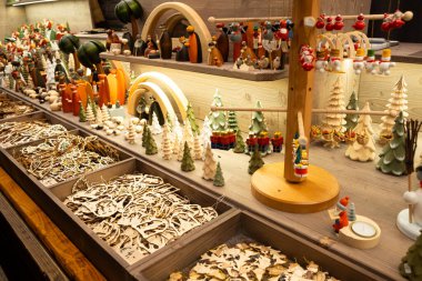 Noel pazarındaki bir hediyelik eşya dükkanında çeşitli çevre dostu tatil süsleri..