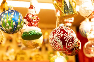 Geleneksel süslemeleri olan güzel Noel süsleri, samimi ve sıcak bir Noel kartı.