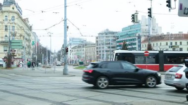 Yoğun bir Avrupa caddesi, arabaların ve tramvayların aktığı bir yol. 24 Aralık 2025, Avusturya, Viyana.