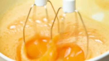 Yumurtaları şekerle karıştırıcı ile çırpma işlemi, yavaş çekim, hamur yapmak