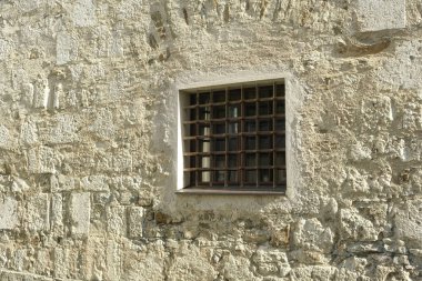 Pürüzlü Taş Duvardaki Küçük Meydan Parmaklıklı Pencere.