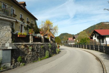 Sonbahar dağlarında klasik bir Avrupa köyü