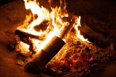 Kerestelerin Yoğun Sarı ve Turuncu Alevlerle Yakılması