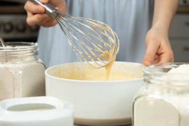 Hamur hamuru, hamur hamuru, yakın plandan damlıyor.