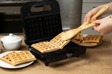 Ev Mutfağındaki Elektrikli Yapıcı 'dan Sıcak Altın Kahverengi Waffle' ları Almak