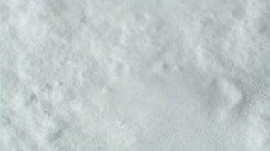 Makro soda tozu yığını ağır çekimde yığılıyor