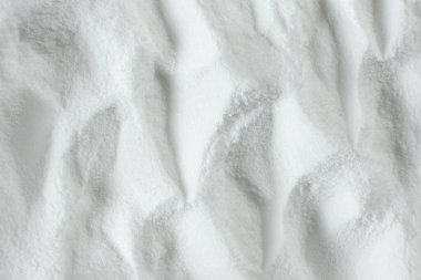 Soda tozu sodyum bikarbonat yüzeyi. Soyut beyaz arkaplan. Dalgalı desenli beyaz doku üst görünüm.