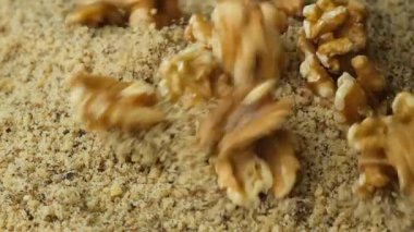 Ceviz tohumlarının yarısı ağır çekimde ezilmiş ceviz una döküldü..