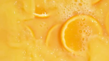 Yukarıdan portakal dilimleri düşerken sinematik bir serpinti.