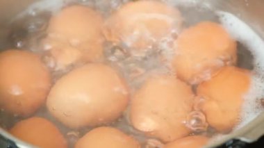 Kaynayan yumurtaların kaynayan suda yavaş yavaş ilerlemesi..