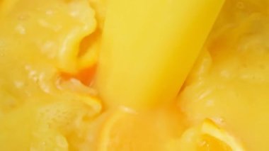 Taze meyve dilimlerine dökülen tatlı portakal suyunu kapat.