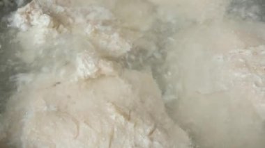 Tavuk göğsünü kaynamış suda et köpüğüyle pişirin.