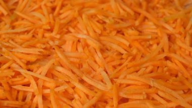 Parlak turuncu havuç jülyen yavaşça dönüyor...