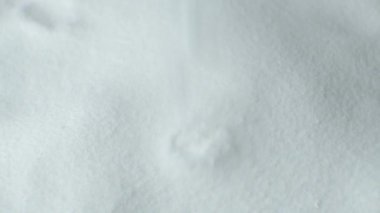Makro soda tozu yığını ağır çekimde yığılıyor