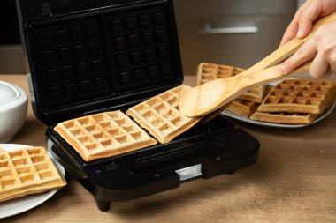 Ev Mutfağındaki Elektrikli Yapıcı 'dan Sıcak Altın Kahverengi Waffle' ları Almak
