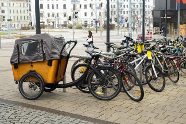 Modern kargo bisikleti, ekolojik bisiklet şehir sokağına park edilmiş..