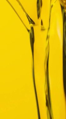 Rafine edilmemiş zeytinyağının makro dokusu, akış dokusu dikey arkaplan yavaş hareket.