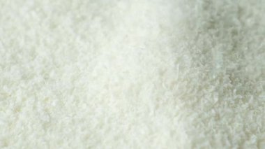 Hindistan cevizi taneleri yığını makroyu yavaş çekimde doldurur..