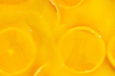 Kalın meyve suyuyla kaplı portakal dilimlerinin soyut arkaplanı