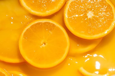 Meyve suyuna bulanmış portakallar..