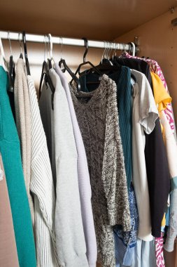 Tarafsız ve yumuşak renkli kıyafetlerle estetik gardırop deposu.