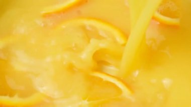 Soyut gıda arka planında meyve suyu akan portakal suyu