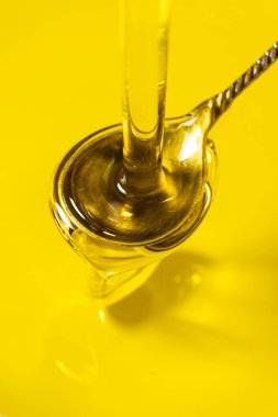 Doğal Bitkisel Yağ Harekette, Yakın Çekimde.