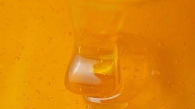 Taze arının makro dokusu tatlım, bal pişirme arka planı yavaş çekim.