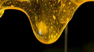 Siyah Arkaplanda Sıvı Taze Bal 'ın Makro Dokuları