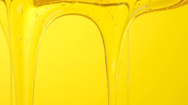 Sarı Arkaplana Sıvı Taze Bal Dökümünün Makro Dokuları