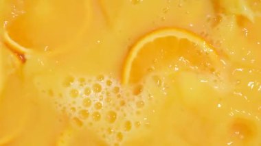 Düşen meyve dilimleriyle portakal suyu patlaması.