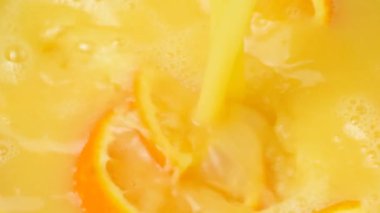 Soyut gıda arka planında meyve suyu akan portakal suyu