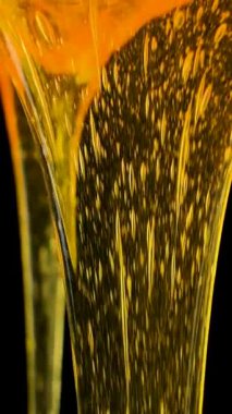 Yüksek kaliteli yemek sanatı bal makro dikey yavaş çekim dökümü