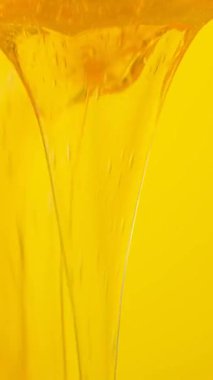 Sarı Arkaplana Sıvı Taze Bal Dökümünün Makro Dokuları.