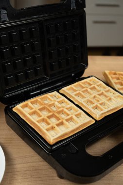 Açık Elektrikli Waffle Makina İçinde Taze Fırınlanmış Altın Waffle