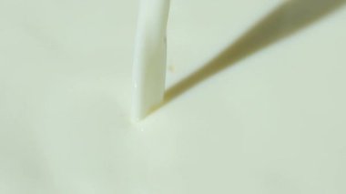 Süt Dokusunun Yavaş Hareketindeki Soyut Beyaz Akışkan Hareketi