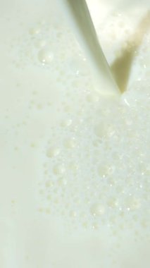 Organik süt akışının yavaş çekim makro çekimi