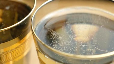 Şampanya kadehte köpüklü şarap, makro dikey çekim..