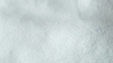 Makro soda tozu yığını ağır çekimde yığılıyor