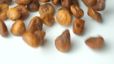 Kurumuş incirlerin aşırı yakın dokusu, dikey.