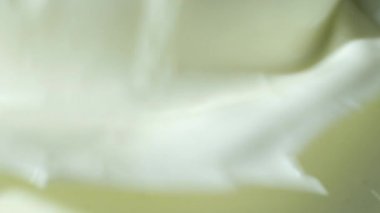 Yoğun Sütlü Yoğurt Dökümü Yavaş Hareket.