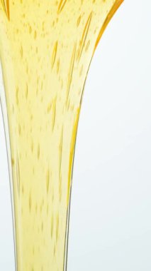 Kalın altın bal dokusundan soyut bir makro.