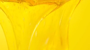 Sarı Arkaplana Sıvı Taze Bal Dökümünün Makro Dokuları
