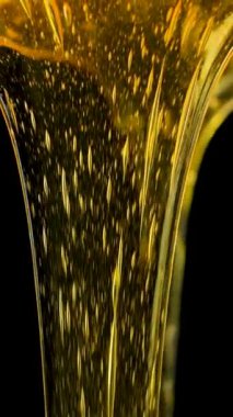 Kalın altın bal dokusundan soyut bir makro.