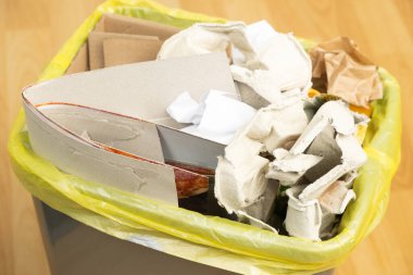 Geri dönüşüm için çeşitli kağıt çöpleri. Ekoloji kavramı, atık tasnif.